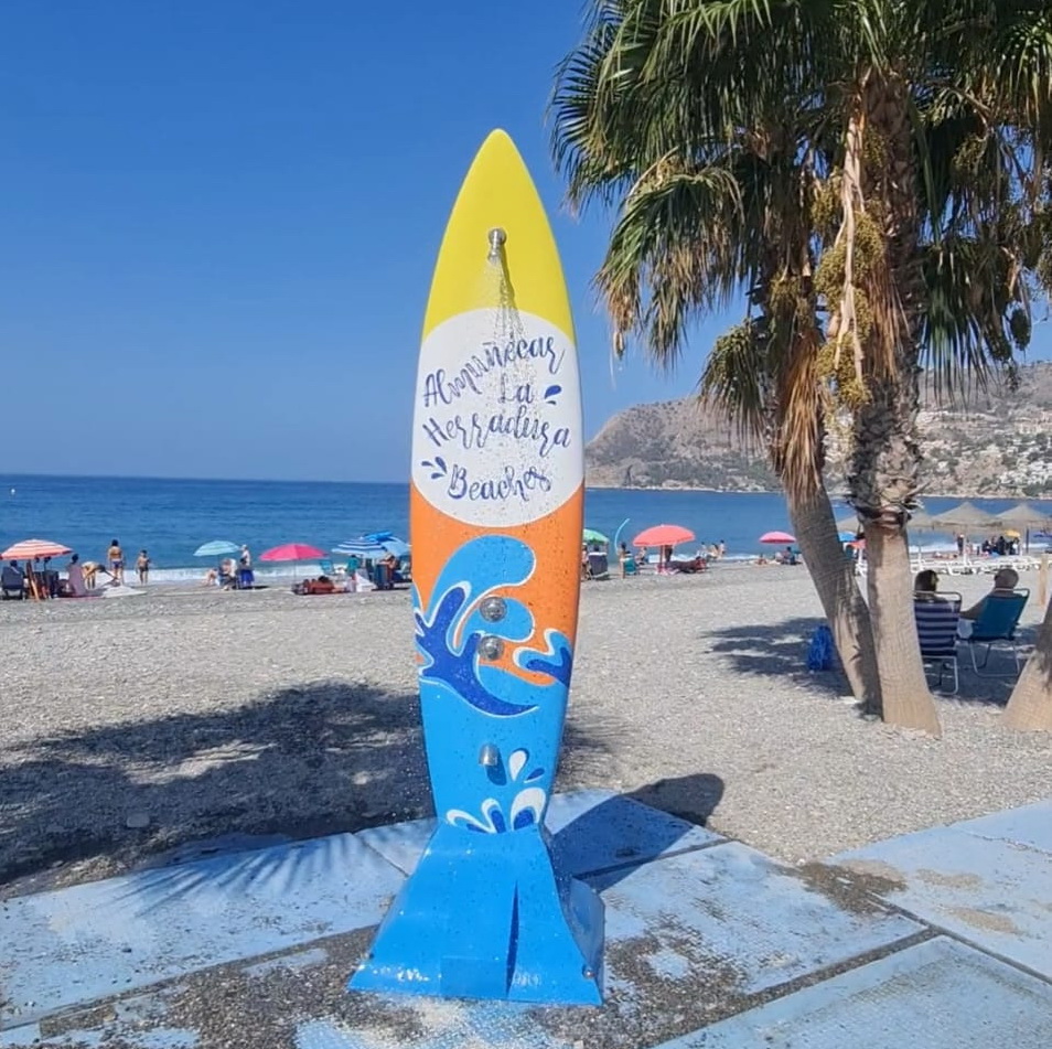 El alcalde de Almuñécar explica que el agua de las duchas de las playas se corta por responsabilidad